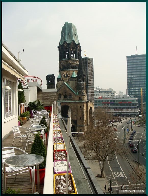 Der Blick von der Café-Terrasse auf die Kaiser-Wilhelm-Gedächtniskirche. by H. Hönow