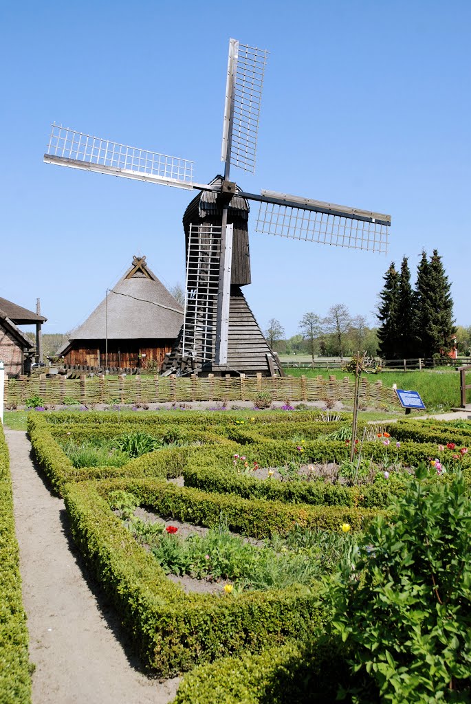 Freilichtmuseum Rieckhaus: Bauerngarten vor der Bockwindmühle by vp_hmbg-PRO PANORAMIO