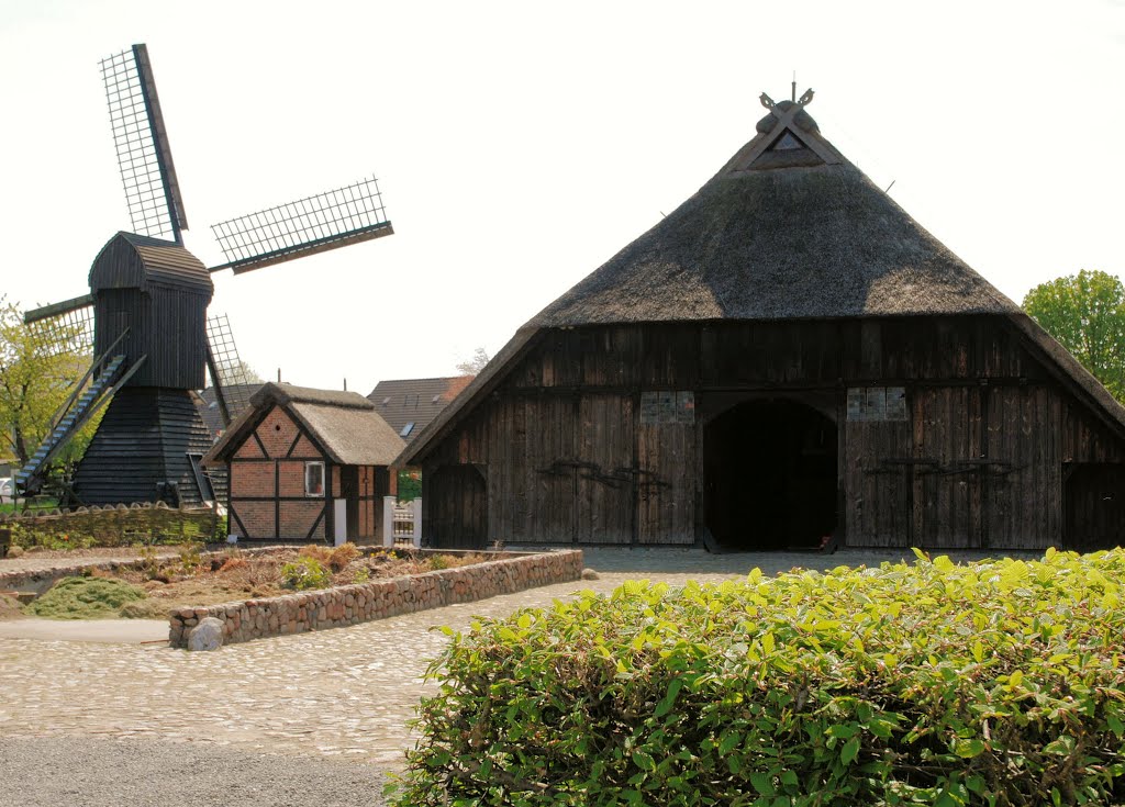 Freilichtmuseum Rieckhaus: Reetdachscheune und Windmühle by vp_hmbg-PRO PANORAMIO