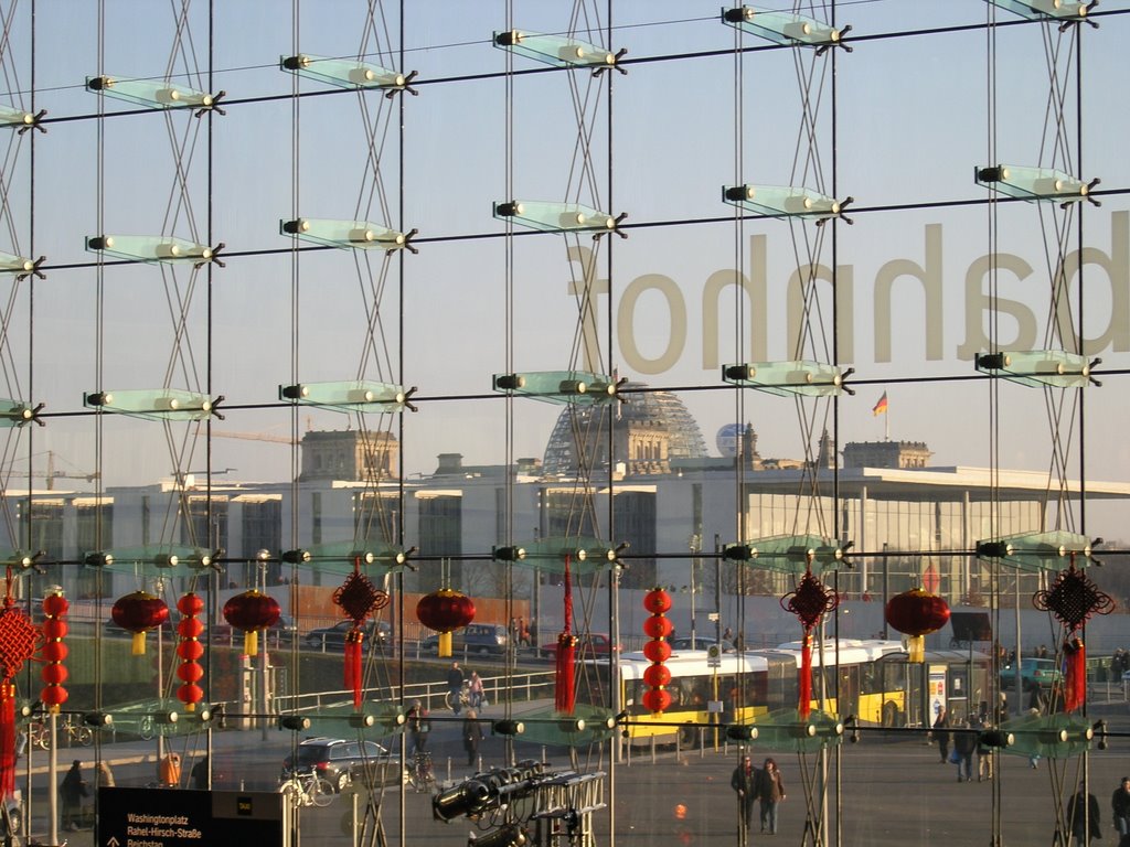 Fassade des Berliner Hauptbahnhofs zum Chinesischen Neujahrsfest by KanakariFotos