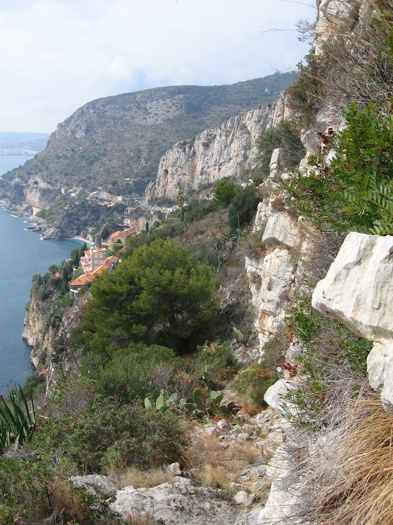 Cap d'Ail - lidt uden for afmærkede stier - i retning mod Cap Ferrat by Palle Blak Pedersen