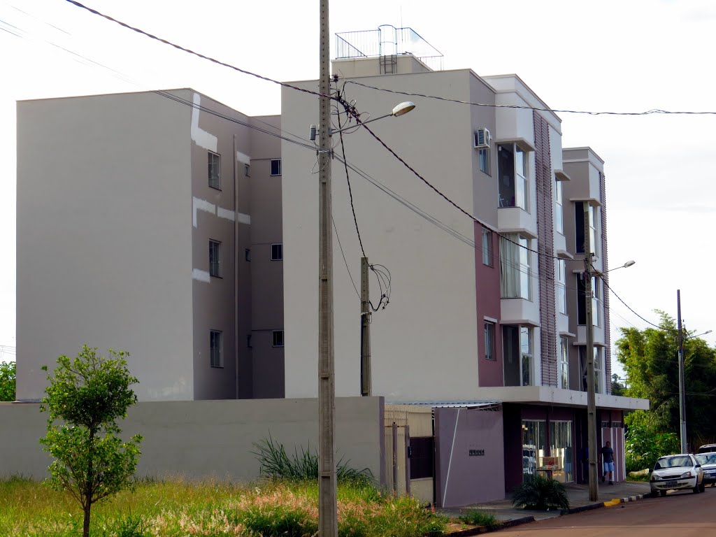 Edifício residencial em Toledo, PR. by Ricardo Mercadante