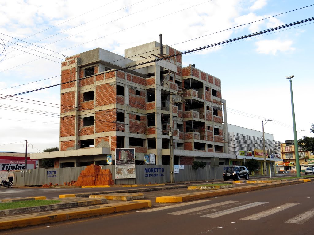 Edifício Bellaforma (em construção) em Toledo, PR. by Ricardo Mercadante