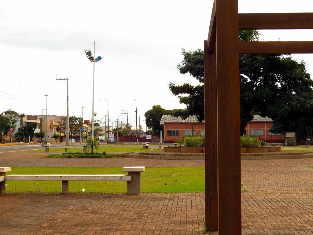 Praça João Francisco de Assis em Toledo, PR. by Ricardo Mercadante