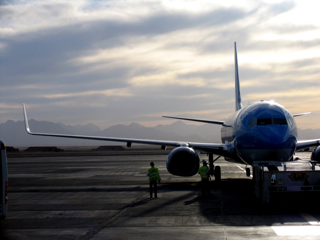 Airport mountains by mikone