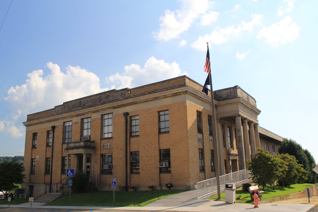 Lee County Courthouse, Jonesville Virginia by jonmac33