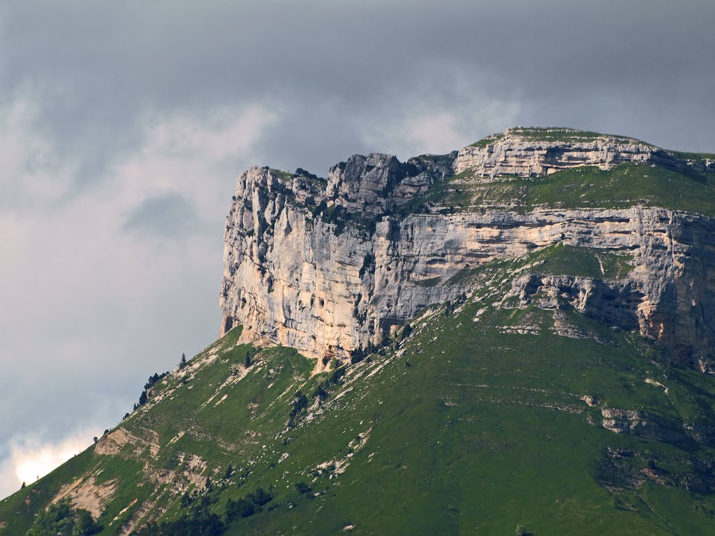 Uitzicht op Mont Margériaz vanuit onze gîte te Curienne by Wim Constant