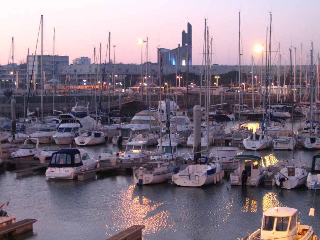 Le port et au loin, la cathédrale by west is the best