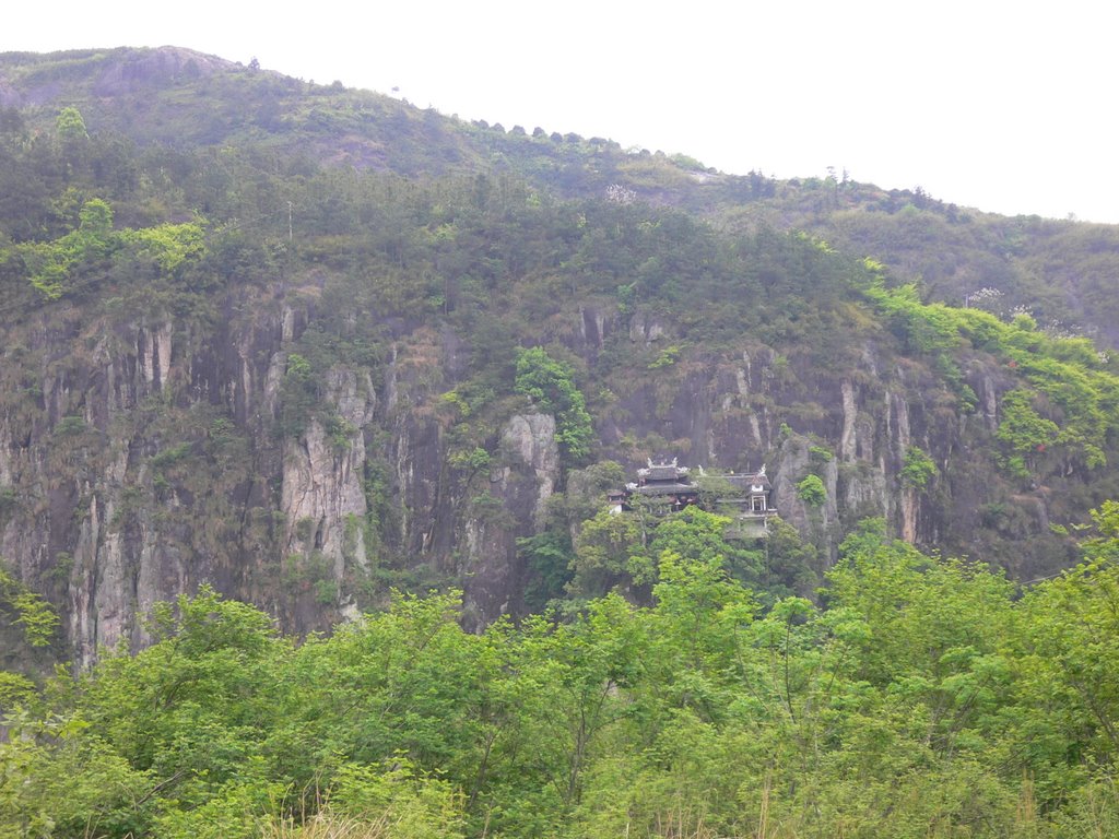 太平岩绝壁上胡公殿，也叫渔田寮，始建于明朝天启年间(1621-1627年)，现存者为清光绪十八年(1894年)重新修建。大殿建筑古朴雅致，后有巨崖峭壁为其依托，清纯碧秀的楠溪江水从前面静静流过，乔木竹影间寺宇的翘角飞檐隐现，如仙居，如世外桃源。 by 江上清风1961