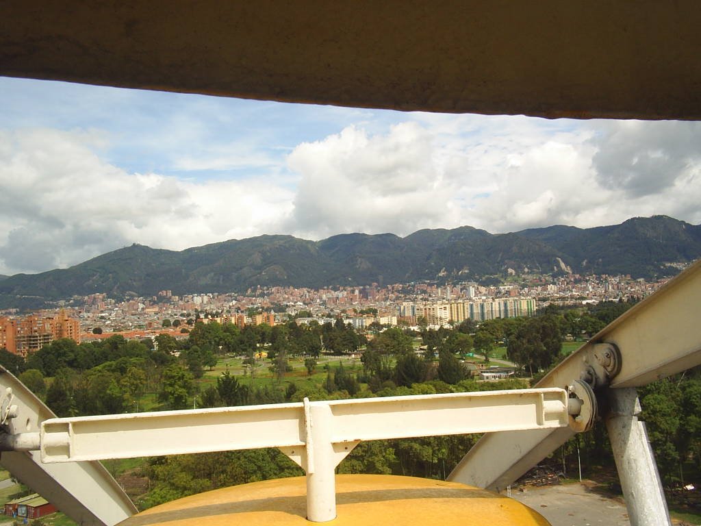 Bogotá desde la rueda del Parque Salitre by estebix