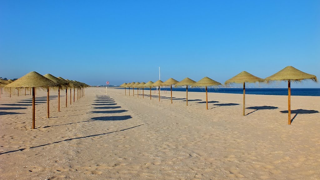 Aufgereihte Hütchen an einem endlos langen Strand / hats lined-up on a beach "with no end" by ●●  GledRose ●●