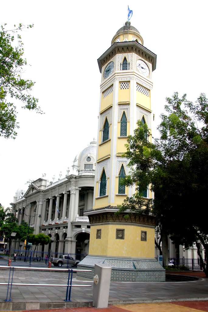 Gayaquil - Equador: Torre moura. by Elpídio Justino de Andrade