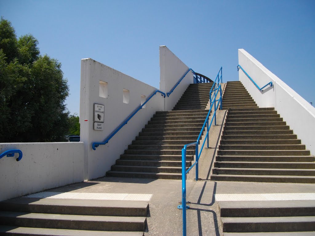 Escaliers pour la passerelle sur la D278 à Brognard by Claudius B.