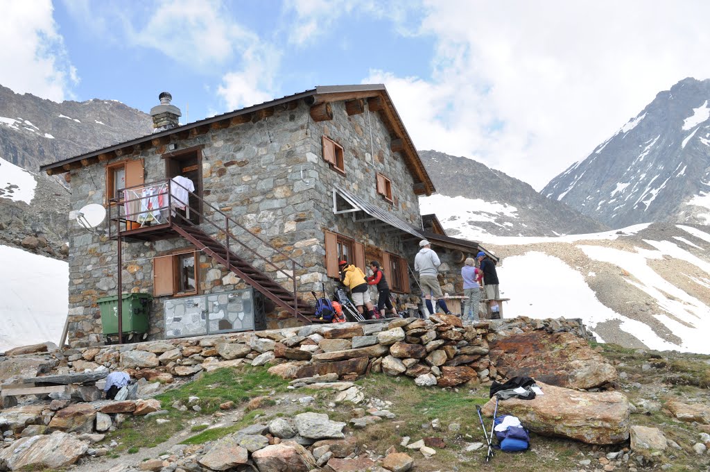 Rifugio Perucca Vuillermoz by Roberto Catuzzo