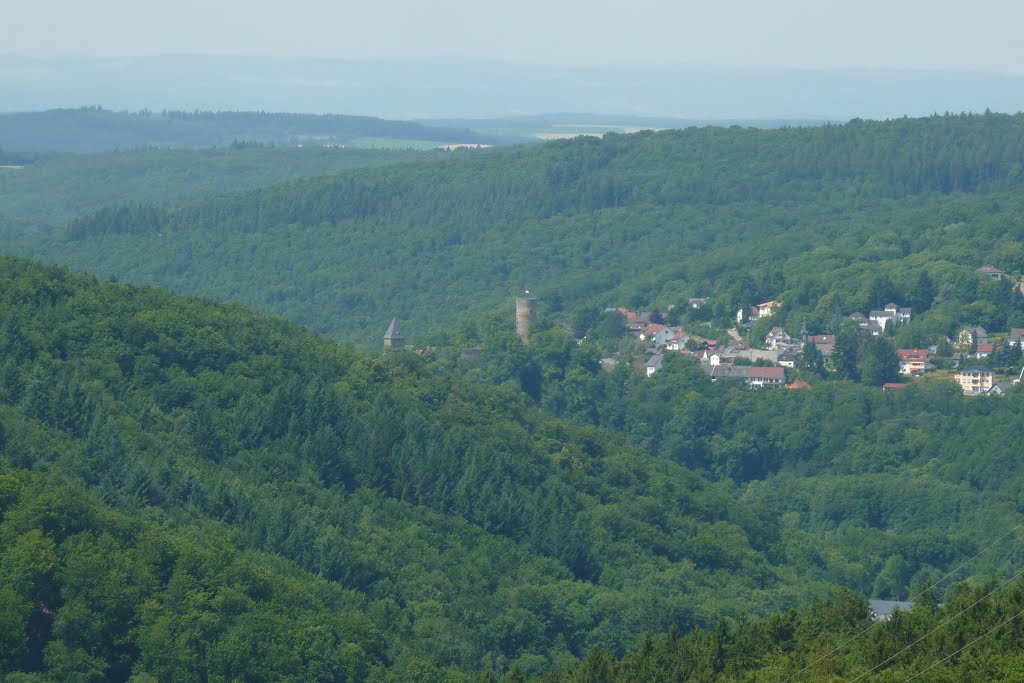 Blick vom Pferdskopf (663 m) ins Weiltal mit Burg und Ort Altweilnau; Taunus by Joachim Schneeleopard