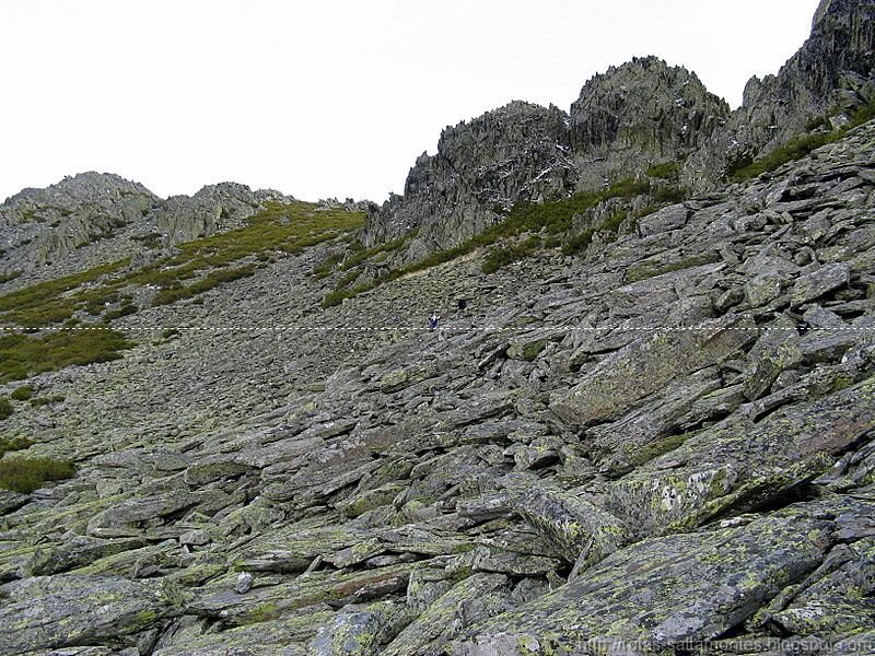 Salvando pizarrales por ladera noreste by Eduardo Marín Izquie…