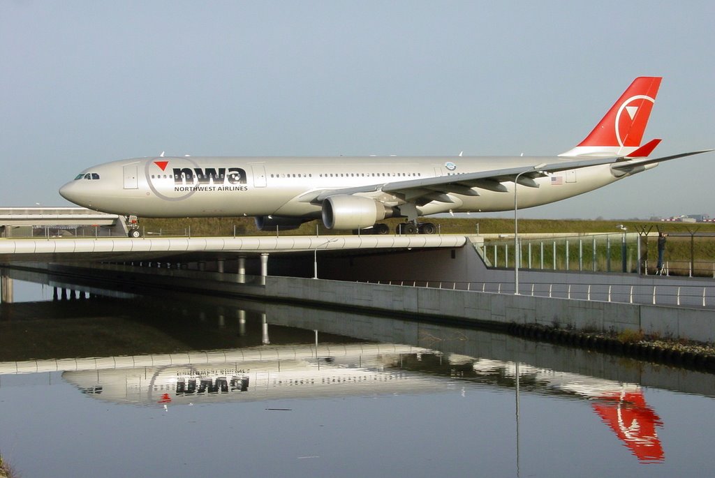 Taxibaan over de Hoofdvaart in de Haarlemmermeer by PaulFvS