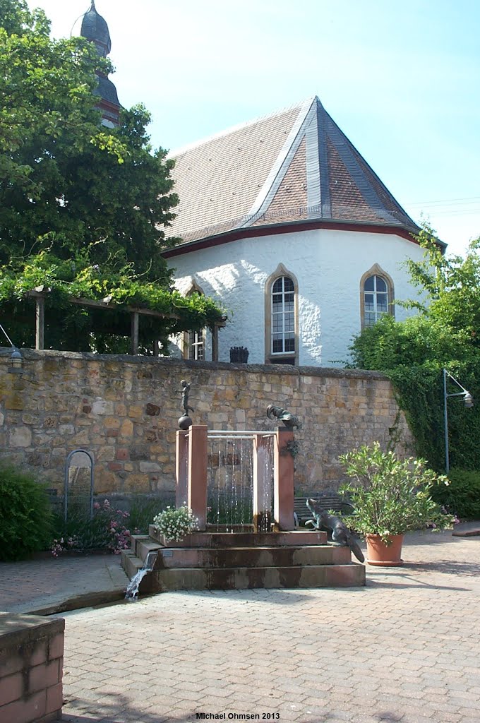 Fabelbrunnen an der ev. Kirche in Böchingen by Michael Ohmsen