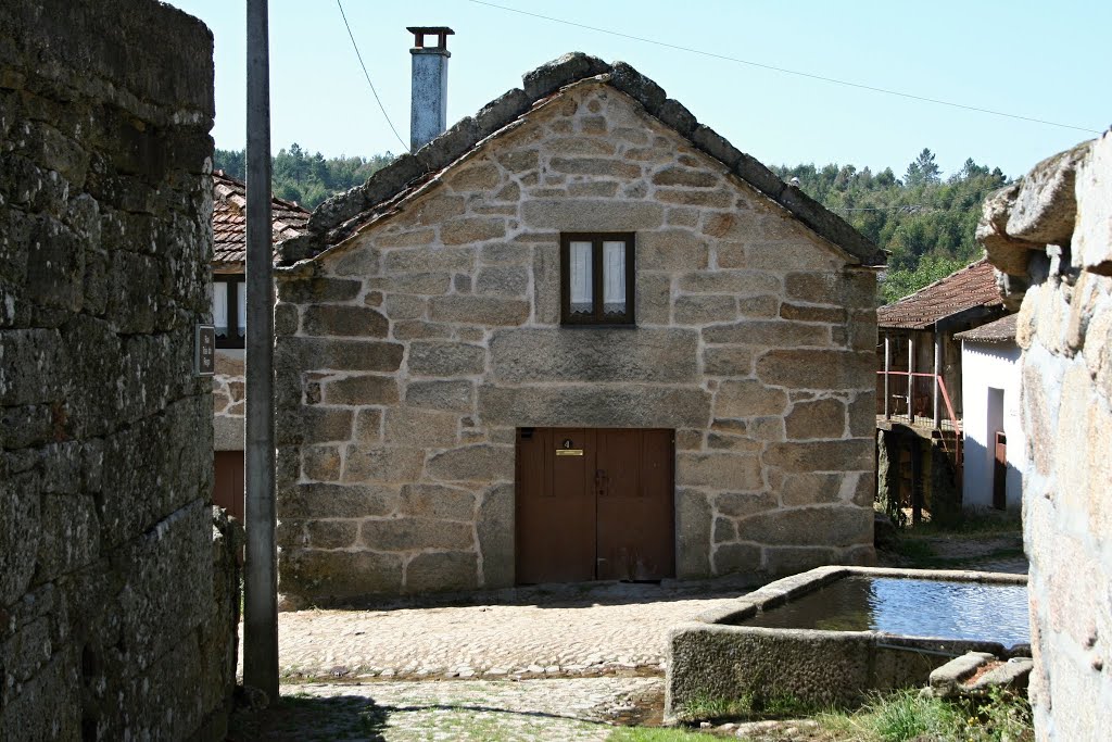 Cervos: casa junto ao poço by Ricardo Lima