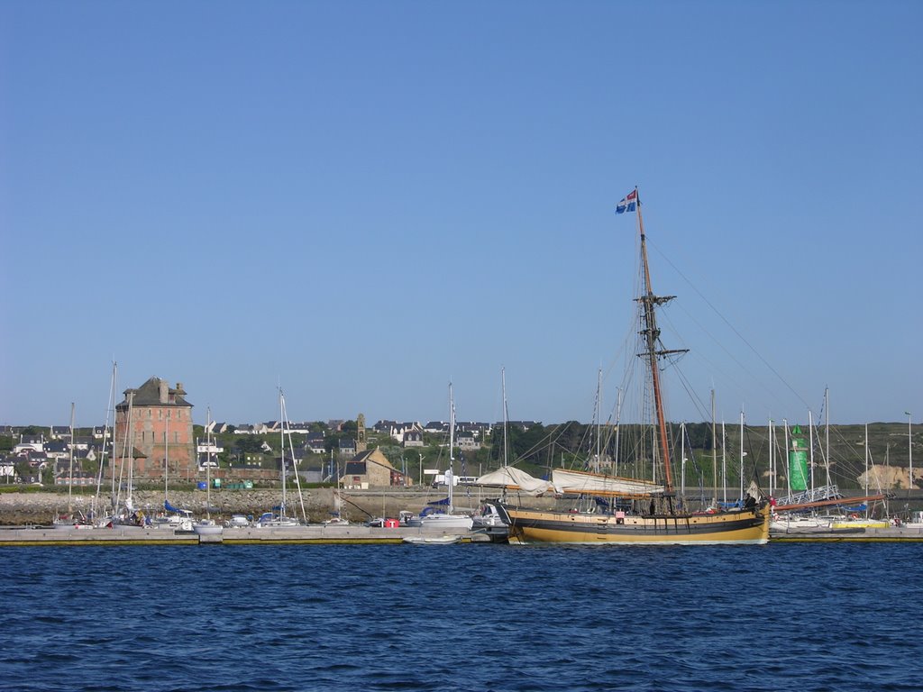 Le Renard en escale à Camaret by f.  madic