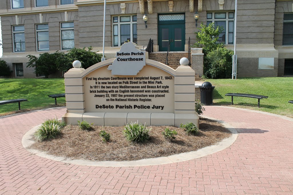 DeSoto Parish Courthouse by NOTDuck