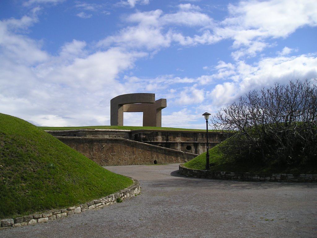 El Elogio en el Horizonte de Chillida y cuartel. by Cueli