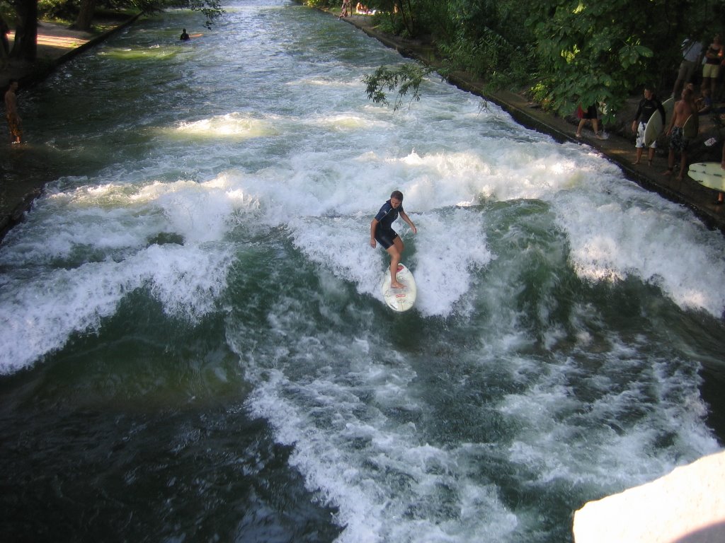 Wellenreiten im Englischen Garten by Pascal Revenus