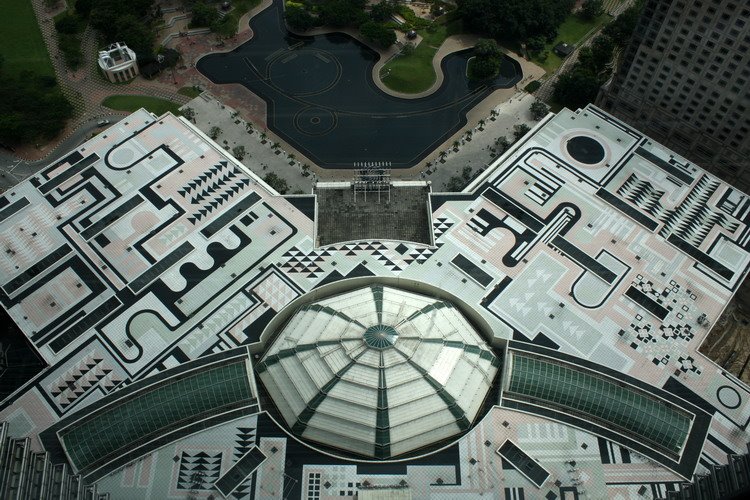 The KLCC from the Skybridge of Petronas Towers by Quique Morrique