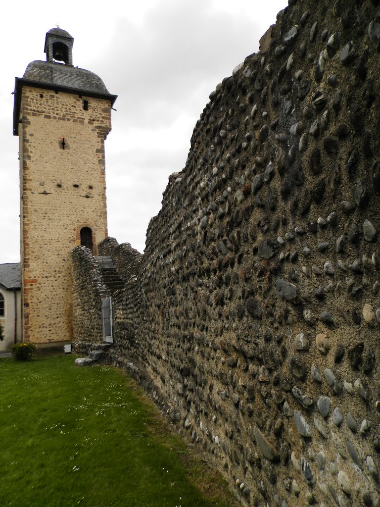 La vieille tour de Pontacq et les vestiges de remparts attenants (XIVe - XVIe siècles) by zicx