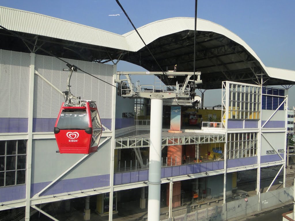 Estação de Bonsucesso by Eduardo Mezzonato