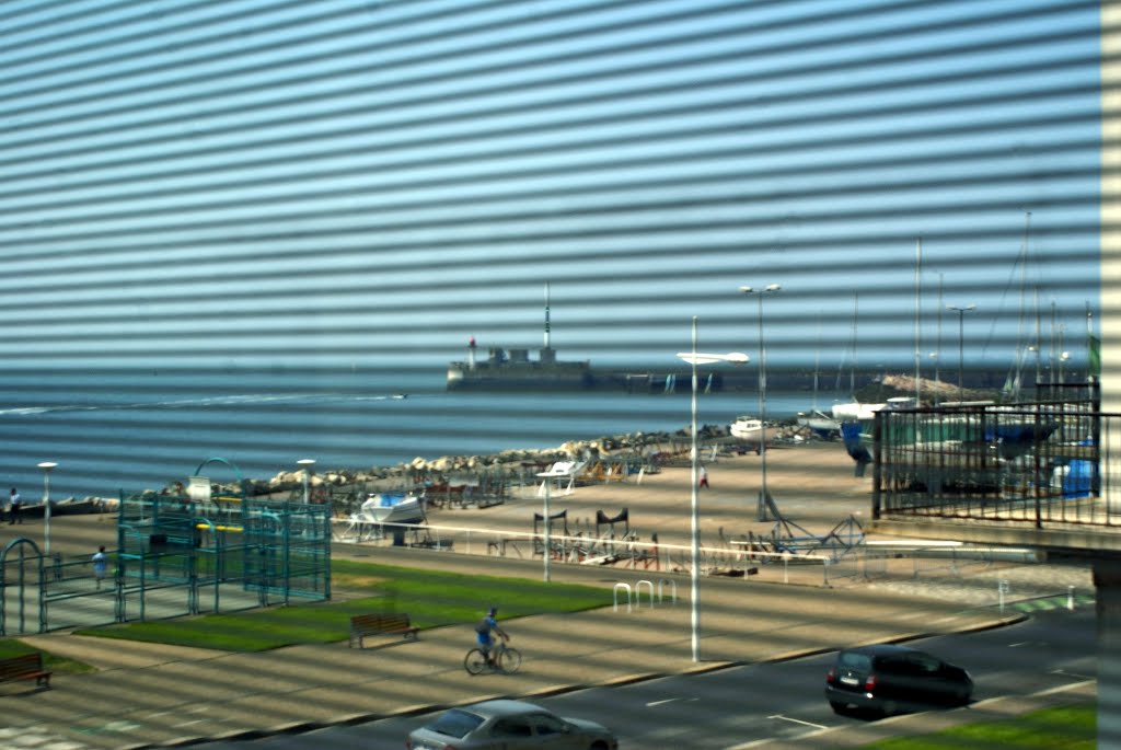 Le Havre, La digue Nord et l'esplanade du front de mer vues depuis le Musée d'Art Moderne by alexandrealari