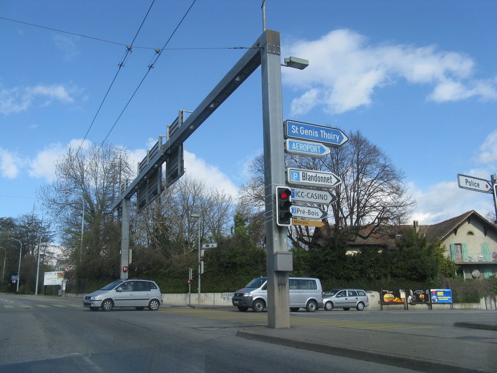 Feu rouge, Route de Vernier by Paul Myers