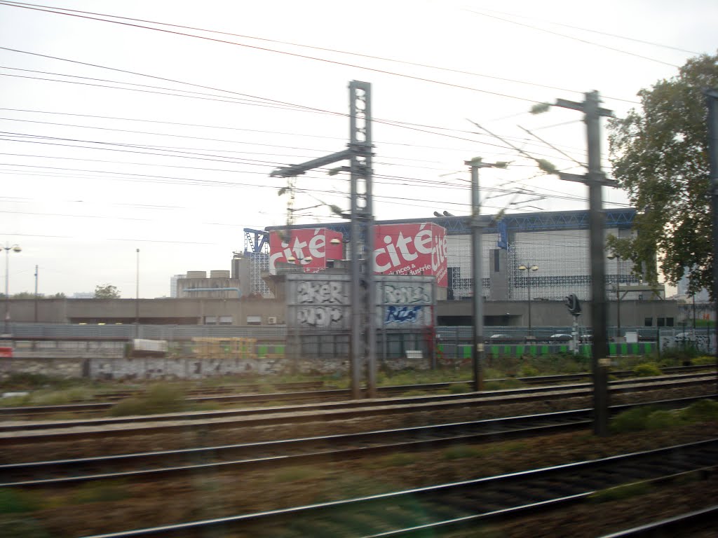 La Cité des Sciences et de l'Industrie vue du train by SocoA