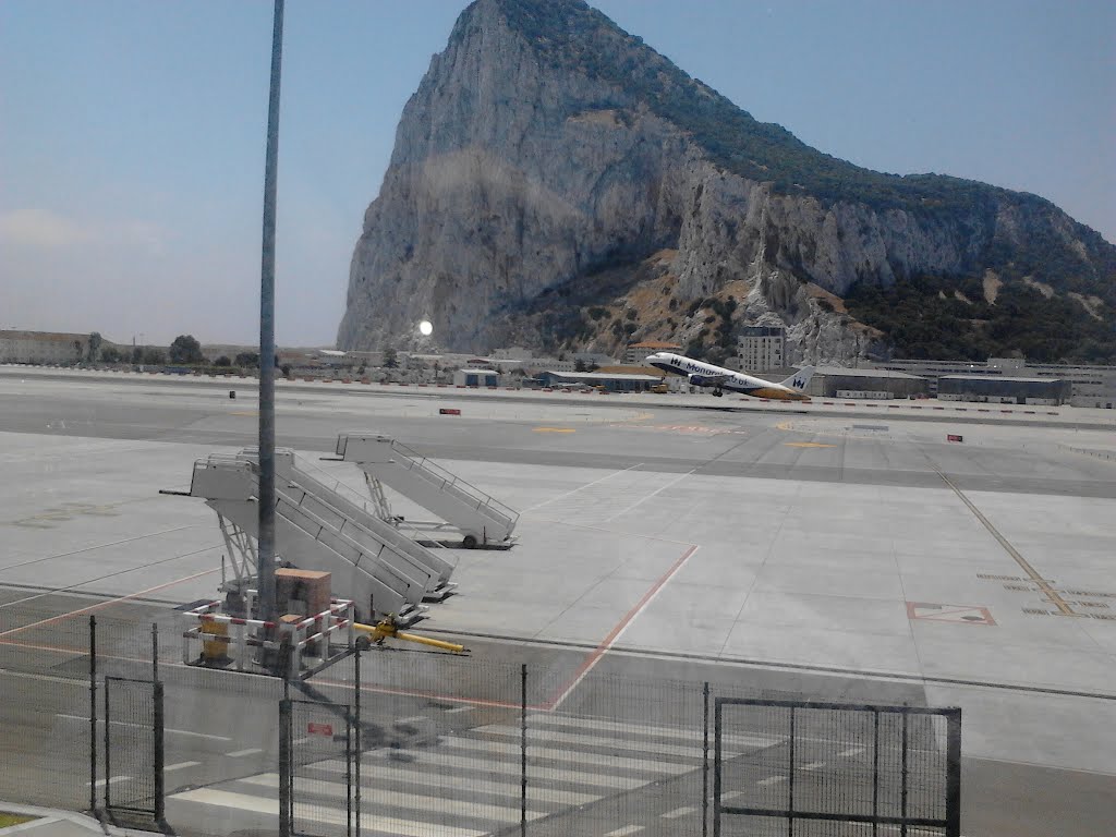 AEROPUERTO, GIBRALTAR- by Isidlo