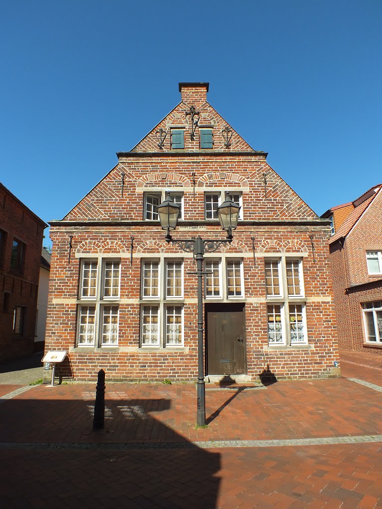 Das Fronehaus ( Baujahr 1660) in Weener by Klinky