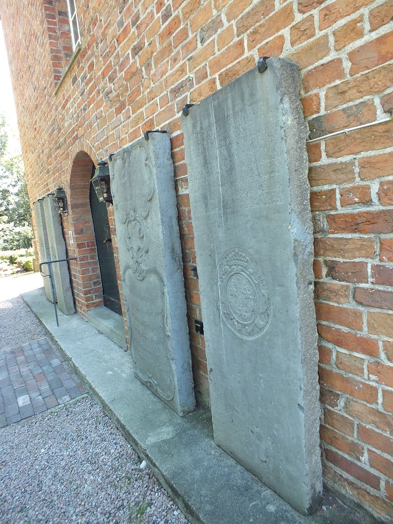 Grabplatten an der Kirche in Nüttermoor by Klinky