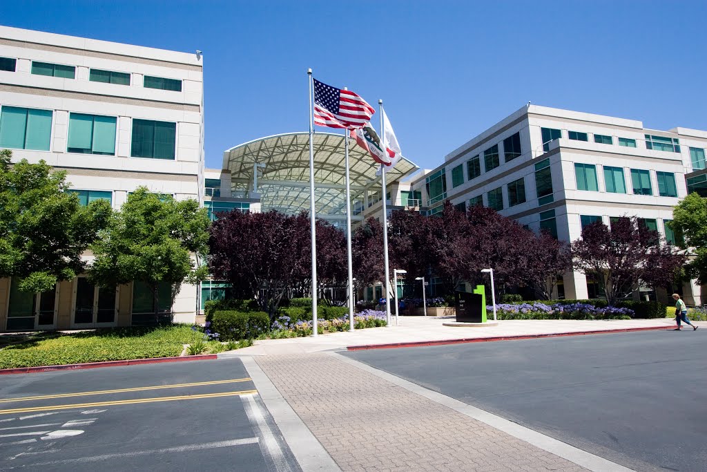 Apple Campus / 1 Infinite Loops - Cupertino, CA. by Leo Rubeiz