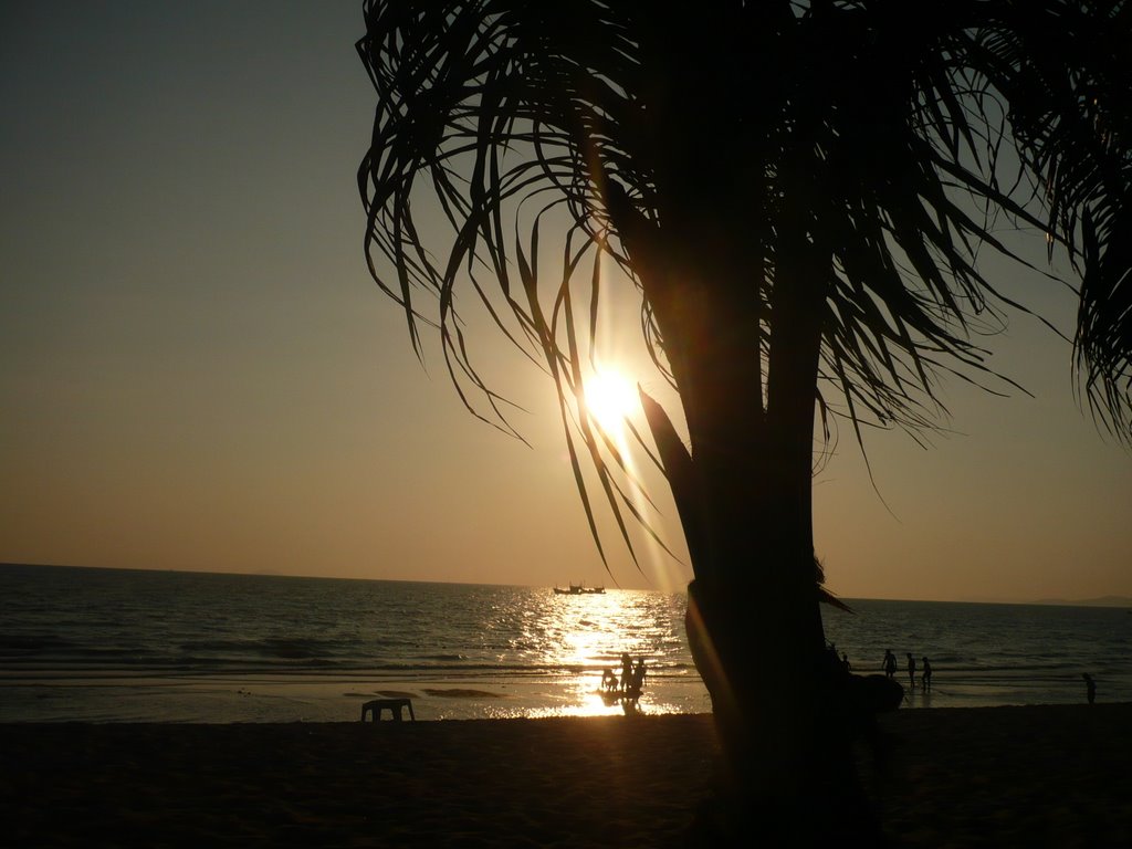 Sunset on Jomtien-Beach by T.E.