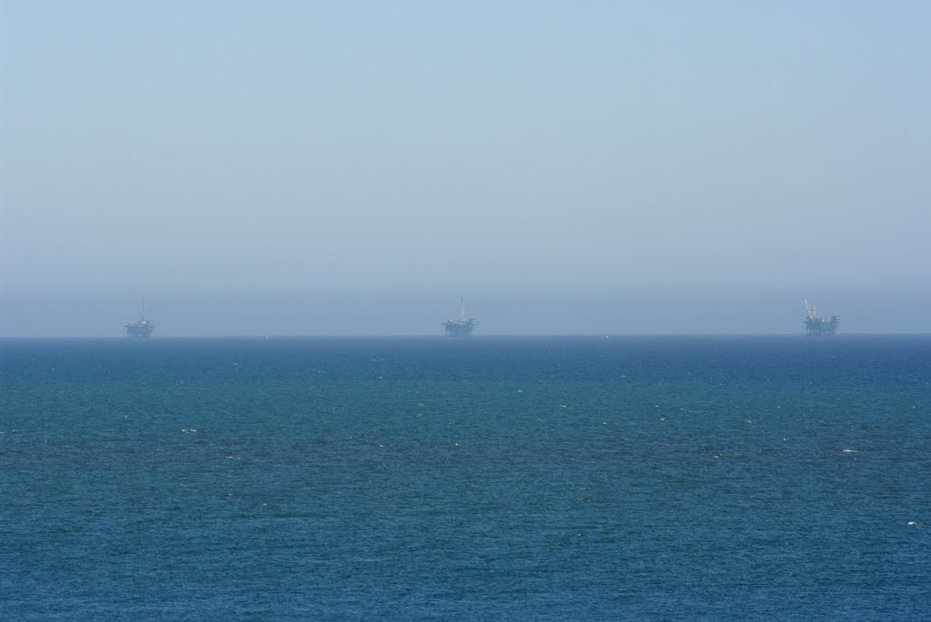 Offshore platforms off Santa Barbara by Mempfi