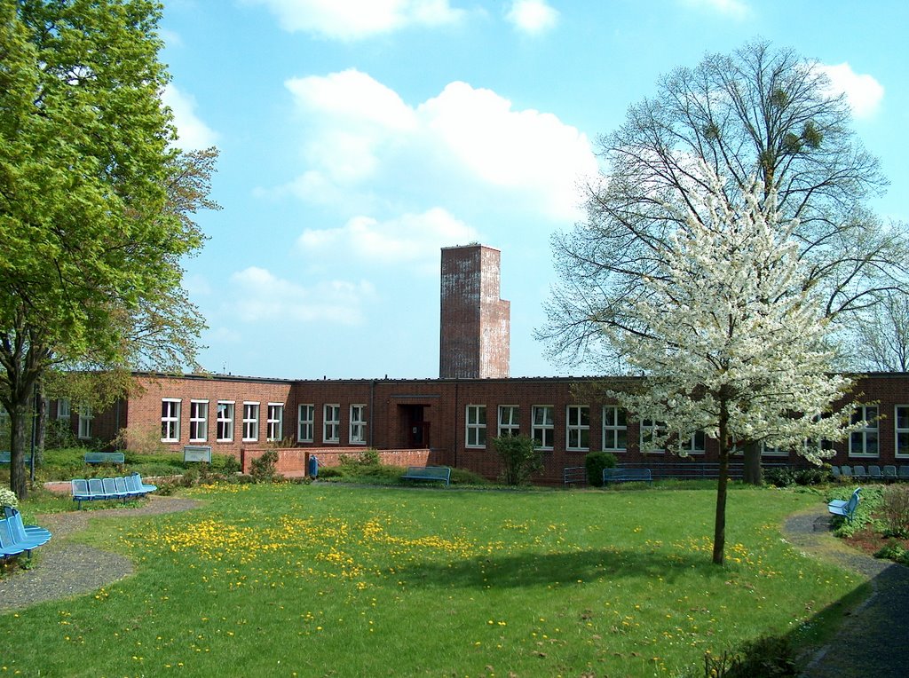 Innenhof der Karl-Scharfenberg-Fakultät der FH Braunschweig/Wolfenbüttel by Aichele