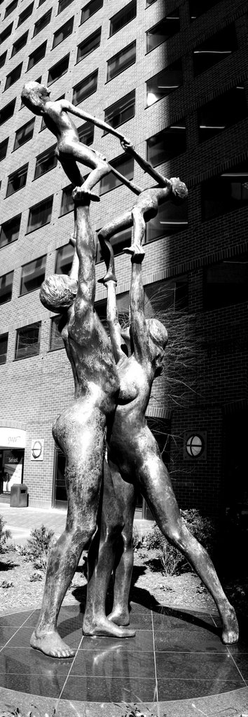 Vertical Panorama: Pittsburgh - Statue (if you know the name and the exact location, please write me) by hernan.badino