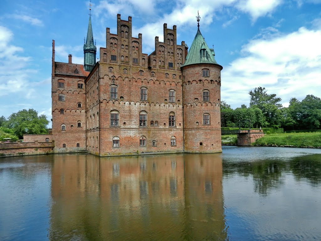 Egeskov Castle by Yanat