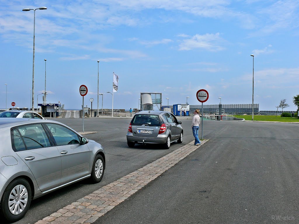 Fynshaven - Bøjden, warten auf die Fähre, Elchcar und Elchkitz by Robert (elch)