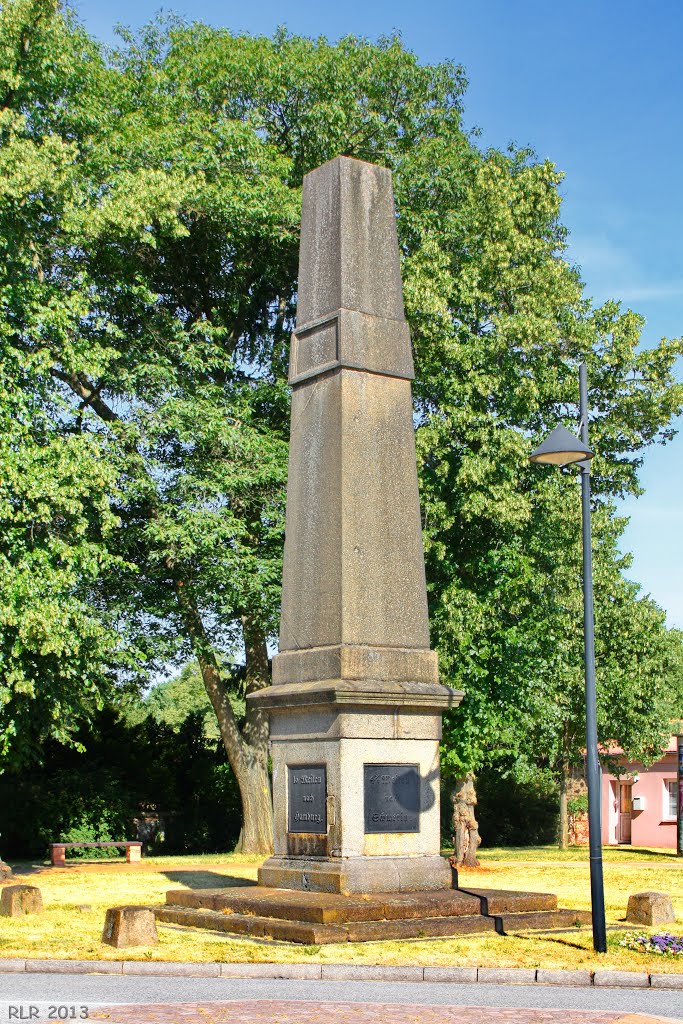 16 Meilen nach Hamburg (historische Postmeilensäule in Ludwigslust) by Mecklenburg pro Panoramio