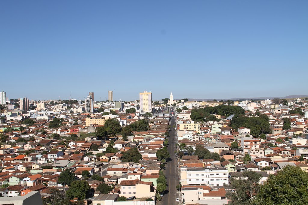 Vista Parcial de Araxá Visto do Mirante do Cristo 2013 - Araxá - Minas Gerais - Brasil by Geraldo Salomão