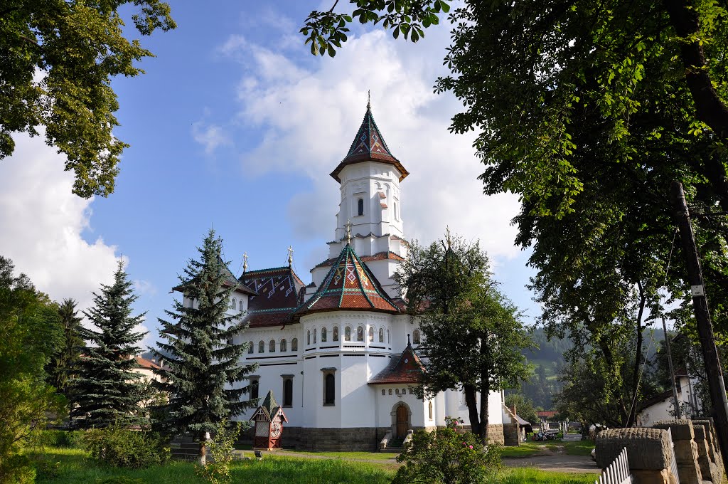 Biserica - Câmpulung Moldovenesc by Ion Paul ™