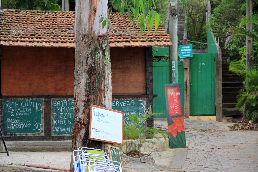 Bar na entrada da Praia da Ferradurinha by fabio_macahe