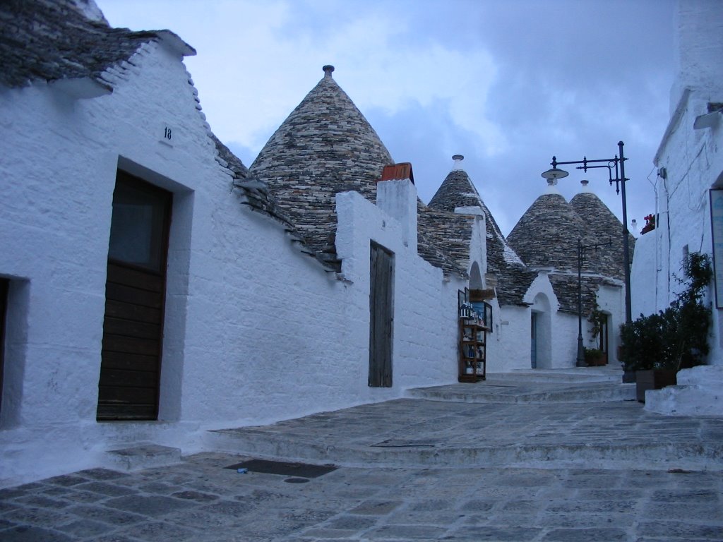 In mezzo ai trulli by Leonardo Tursi