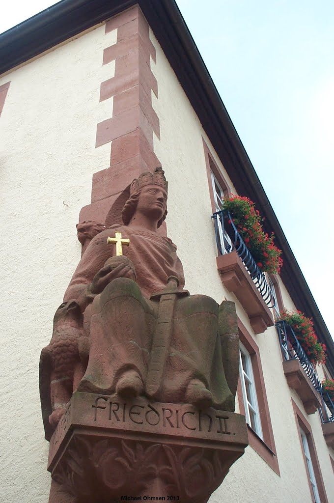 Kaiser Friedrich II. v. Hohenstaufen-Statue am Rathaus in Annweiler by Michael Ohmsen