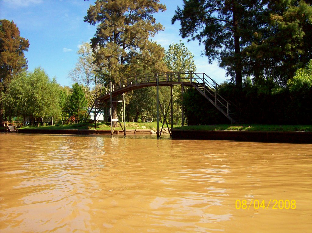 Puente peatonal en el Rio Rama Negra en el Tigre de Bs As by Horacio Louzao Argen…